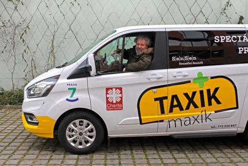 Foto: Seniory a hůře pohyblivé obyvatele Prahy 7 sveze po městě speciální taxík