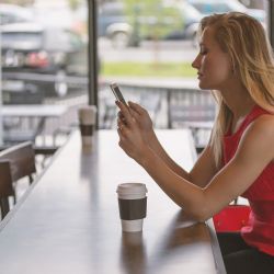 Spotřeba dat na jedné SIM vloni stoupla o 77 %, ceny volání a dat dále klesají