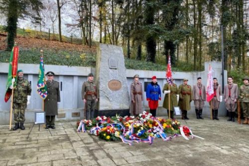 Foto: Symbol vlčího máku nás spojuje s hrdiny všech válečných konfliktů. Díky nim tu dnes můžeme svobodně stát