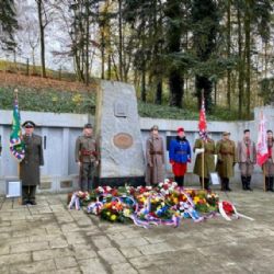 Symbol vlčího máku nás spojuje s hrdiny všech válečných konfliktů. Díky nim tu dnes můžeme svobodně stát