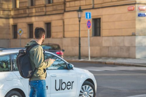 Foto: Taxislužbu na Letišti Václava Havla Praha bude zajišťovat společnost Uber