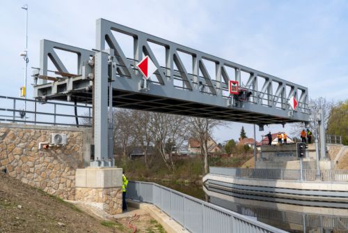 Foto: Unikátní železniční most přes plavební kanál na Vltavě se poprvé zkušebně zdvihl