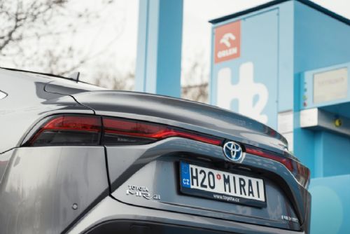 Foto: V Česku jezdí desítka vodíkových Toyot