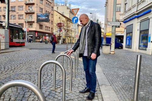 Foto: V Praze 5 u Anděla zaparkujete kola v nových cyklostojanech