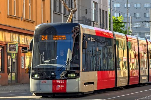obrázek:Horko zastavilo tramvaje mezi Florencí a Palmovkou. Výplň u kolejí poškodila vozy