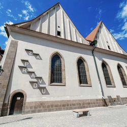 Betlémská kaple hostí 77 keramických děl mladých autorů