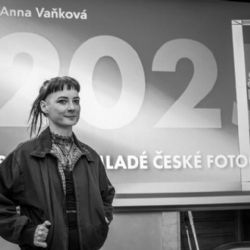 Absolventka plzeňské Sutnarky získala prestižní cenu Osobnost mladé české fotografie