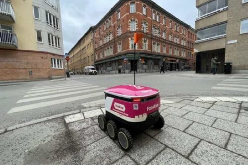 obrázek:Autonomní vozítka v Karlíně budí pozornost, krátká zastavení jsou součástí provozu