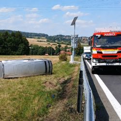 Dodávka s rodinou narazila na Plzeňsku do svodidel a převrátila se do pole, zranily se dvě děti a matka