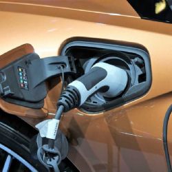 Elektromobily parkují zdarma do června, politici váhají