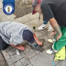 Fixem podepsal chodník v centru Plzně. Pak své „dílo“ marně drhnul s kamarády