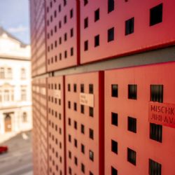 Horácká aréna v Jihlavě má na fasádě 853 kovových štítků dárců. Montáž se protáhla kvůli kontrolám textů