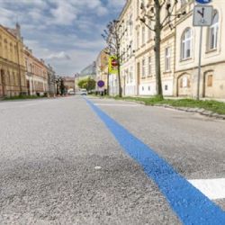 Jihlava řeší parkování: petice proti modrým zónám a návrh na bílá místa