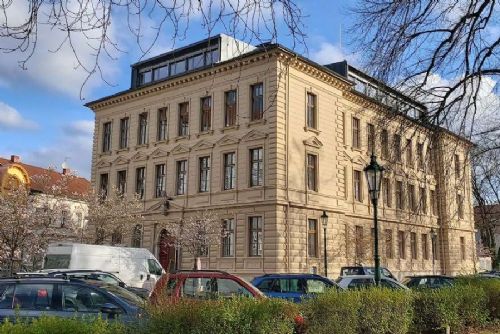 obrázek:Kutná Hora dokončila úpravy okolí knihovny Na Náměti. Přibylo pítko s mlžítkem i nová zeleň