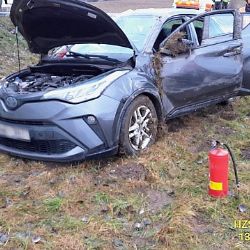 Mladík před Horní Břízou vyletěl do protisměru, auto skončilo v příkopu