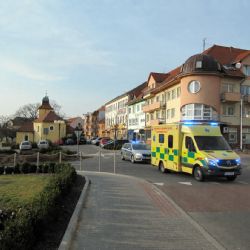 Muž měl brutálně zbít manželku, pomoc přivolaly jejich dcery. Policie řeší pokus o vraždu