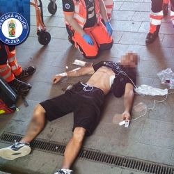 Muž v podchodu u Paluby Hamburk upadl do bezvědomí. Pomohli kolemjdoucí i strážníci