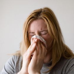 Na Plzeňsku ubývá respiračních infekcí, přibylo ale nemocných seniorů