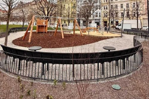 obrázek:Nové hřiště na náměstí Jiřího z Poděbrad budí pozornost, debata se zaměřila na jeho podobu