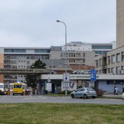 Pacient ve fakultní nemocnici spadl z okna. Pád přežil, případ prověřuje policie