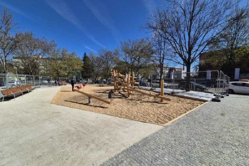 obrázek:Parčík u FN Královské Vinohrady prošel proměnou, přibylo hřiště i šachový stůl