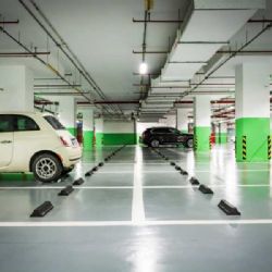 Parkovací dům u Branišovského lesa rozděluje České Budějovice