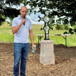 Plzeňští archeologové vrátili jména poválečným obětem. Hrob má po 80 letech důstojnou připomínku