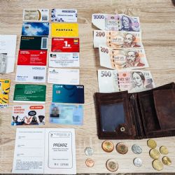 Poctivý nálezce vrátil peněženku, majitel si ji vyzvedne až vystřízliví