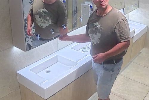 obrázek:Poznáte muže z Anděla? Po úderu pěstí rozbil zrcadlo na toaletě, policie zveřejnila záběry
