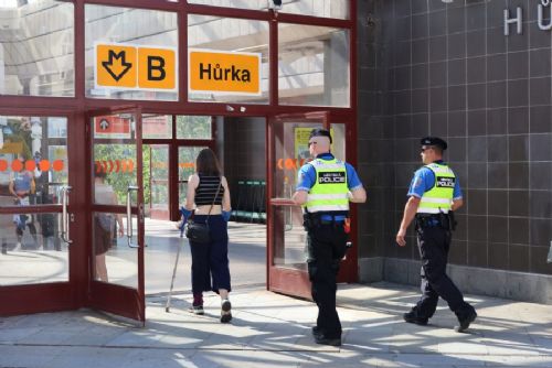 obrázek:Praha 13 posílila dohled u metra B. Hlídky reagují na dlouhodobé stížnosti z okolí stanic