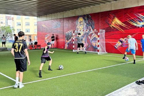 obrázek:Praha 7 otevřela pod Negrelliho viaduktem nové bezplatné sportovní hřiště s brazilskou atmosférou a muralem