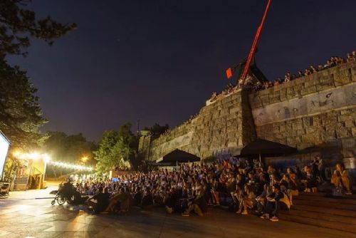 obrázek:Praha ustoupila. Kulturní prostor Stalin na Letné se vrací do městského tržního řádu