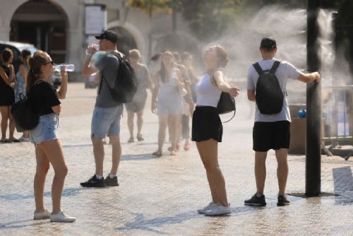 obrázek:Pražské nemocnice kvůli tropickým vedrům ošetřují více pacientů. Přibývá případů přehřátí i dehydratace