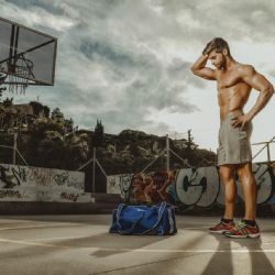 Proč při sportu vznikají svalové křeče? Povrch hřiště může být klíčovým viníkem