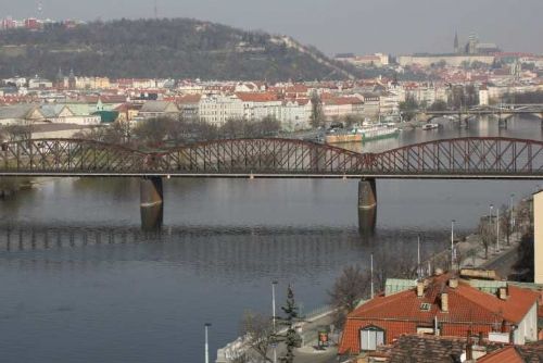 obrázek:Provizorní ocelový most u Výtoně má pomoci zachovat železniční provoz během rekonstrukce