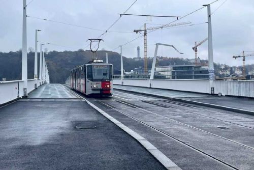 obrázek:První tramvaj projela přes nový Dvorecký most