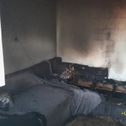 Ranní požár bytu v Rozvadově vyhnal z domu 13 lidí. Rodina přišla o bydlení