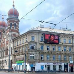 Reklamní plachty v Plzni zmizely na poslední chvíli. Od července hrozí milionové pokuty
