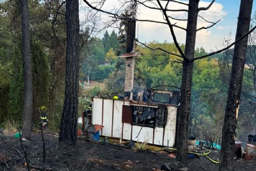obrázek:Rozsáhlý požár u Křečovic zaměstnal desítky hasičů. Oheň zasáhl téměř pět hektarů lesa