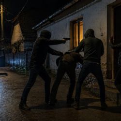 Se zbraní nutili svědky změnit výpověď. Kriminalisté obvinili dva muže z vydírání