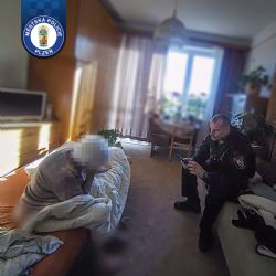 Seniorka na Slovanech strávila noc uvězněná ve vaně. Zachránilo ji volání přes zeď