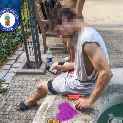 Srdce na kašně, sprej v batohu. Fialového umělce našli o pár kroků dál