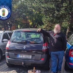 Strážníci si všimli auta odjíždějícího z místa pro invalidy. Řidič nadýchal přes 1,4 promile