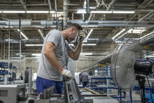 obrázek:Středočeské firmy zavádějí opatření proti horku. Zaměstnancům pomáhají nápoje, přestávky i odlehčené oblečení