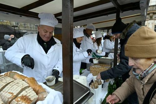 obrázek:Svoboda naléval 2 000 porcí rybí polévky