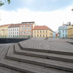 Terasy u Velkého divadla v Plzni čeká oprava za sedm milionů. Dřevoplast nahradí betonová dlažba