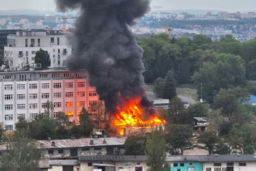 obrázek:U Nákladového nádraží Žižkov znovu hořelo. Požár zasáhl garáž se zaparkovanými auty