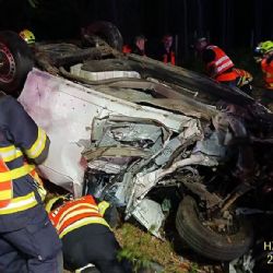 U Nebílovského Borku auto sjelo ze silnice a narazilo do pařezu. Řidič 28 let těžce zraněn
