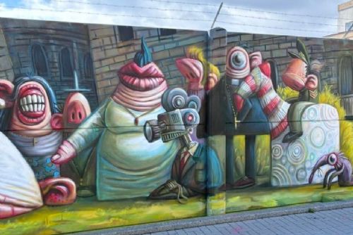 obrázek:V Ruzyni vznikl největší mural v Česku. Na stěně dlouhé 700 metrů pracovalo 30 umělců z Česka i zahraničí