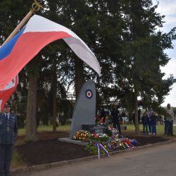 Válečné příběhy nezmizí. Nové pomníky v kraji připomínají letce RAF i oběť pochodu smrti
